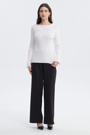 Sweater blanco para mujer con diseño asimétrico y botones en el hombro izquierdo