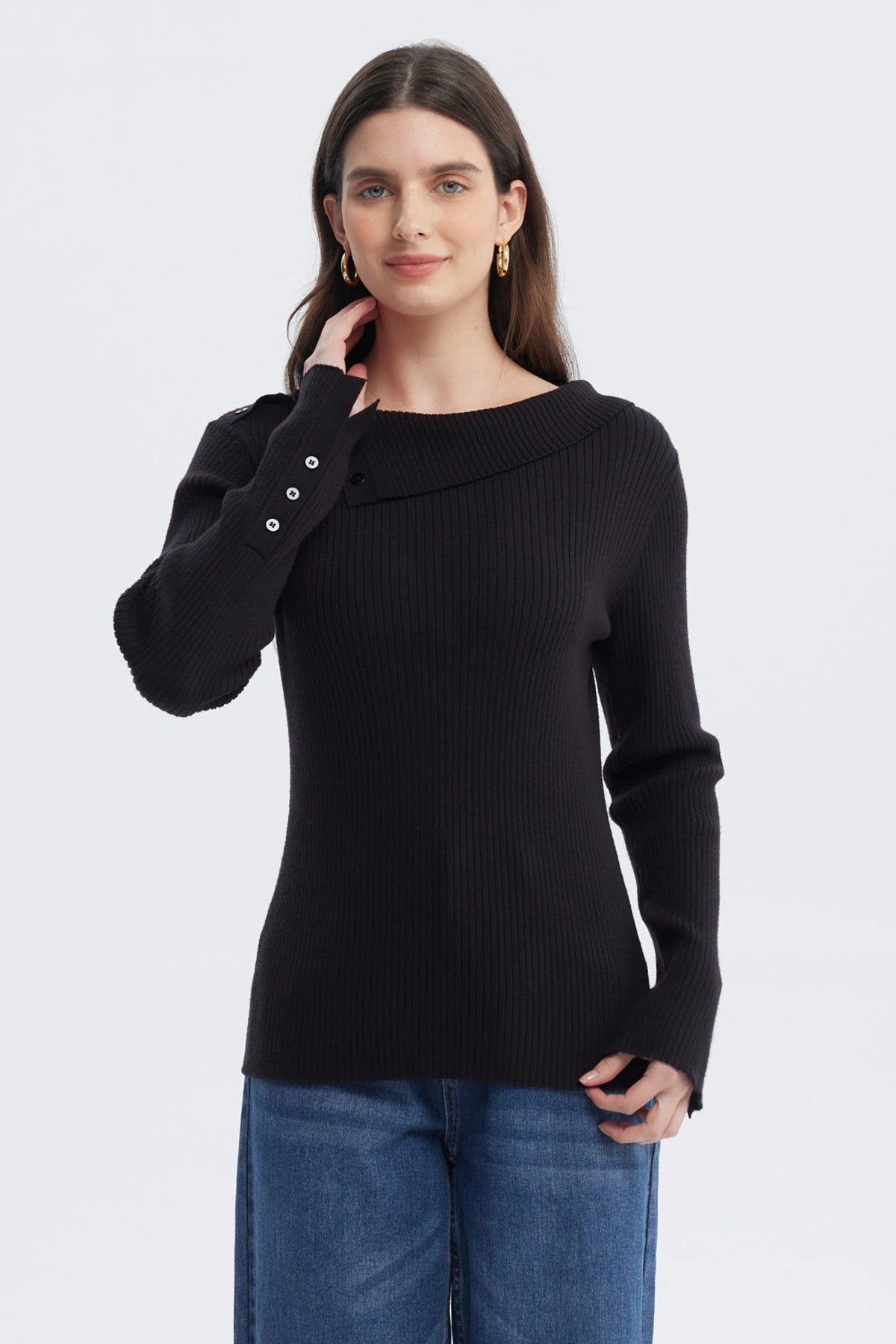 Sweater negro asimétrico para mujer con botones en el hombro izquierdo diseño liso ajuste entallado manga larga