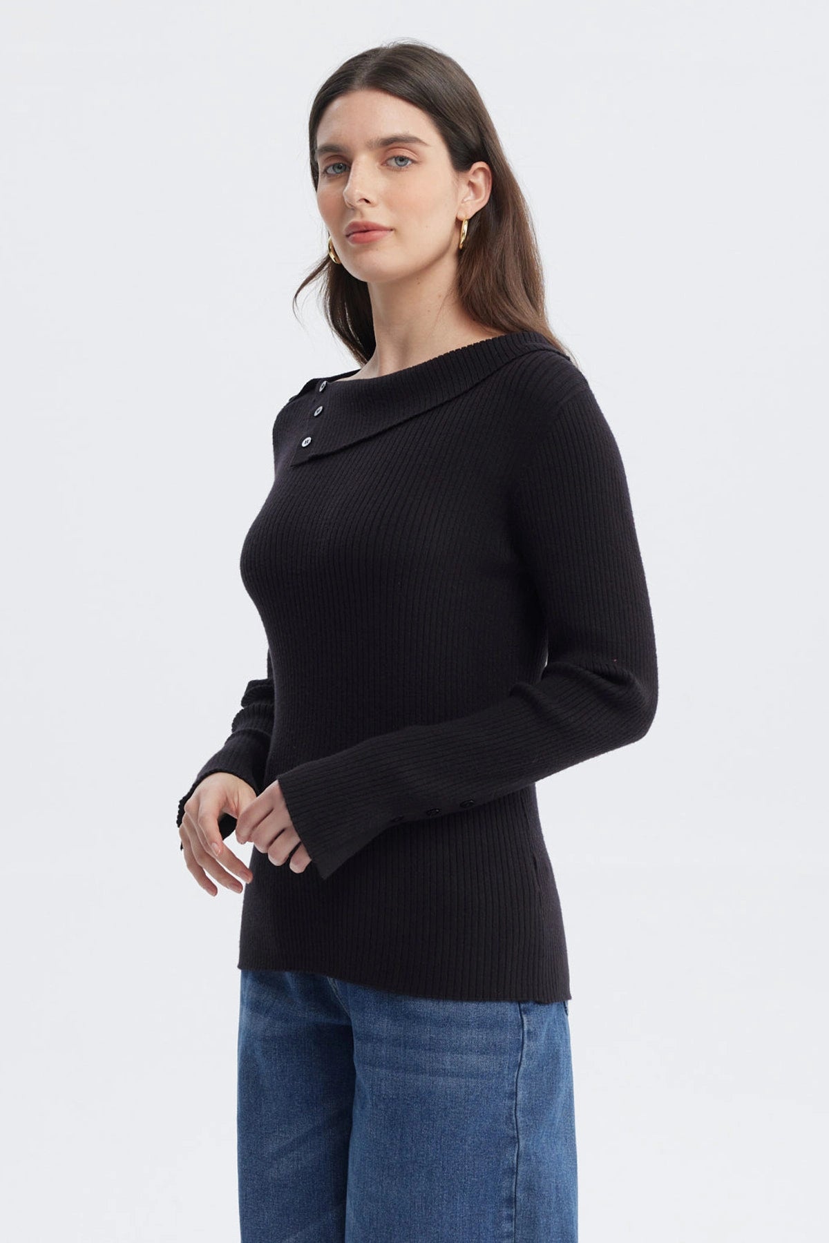 Sweater negro asimétrico para mujer con botones en el hombro izquierdo diseño liso ajuste entallado manga larga