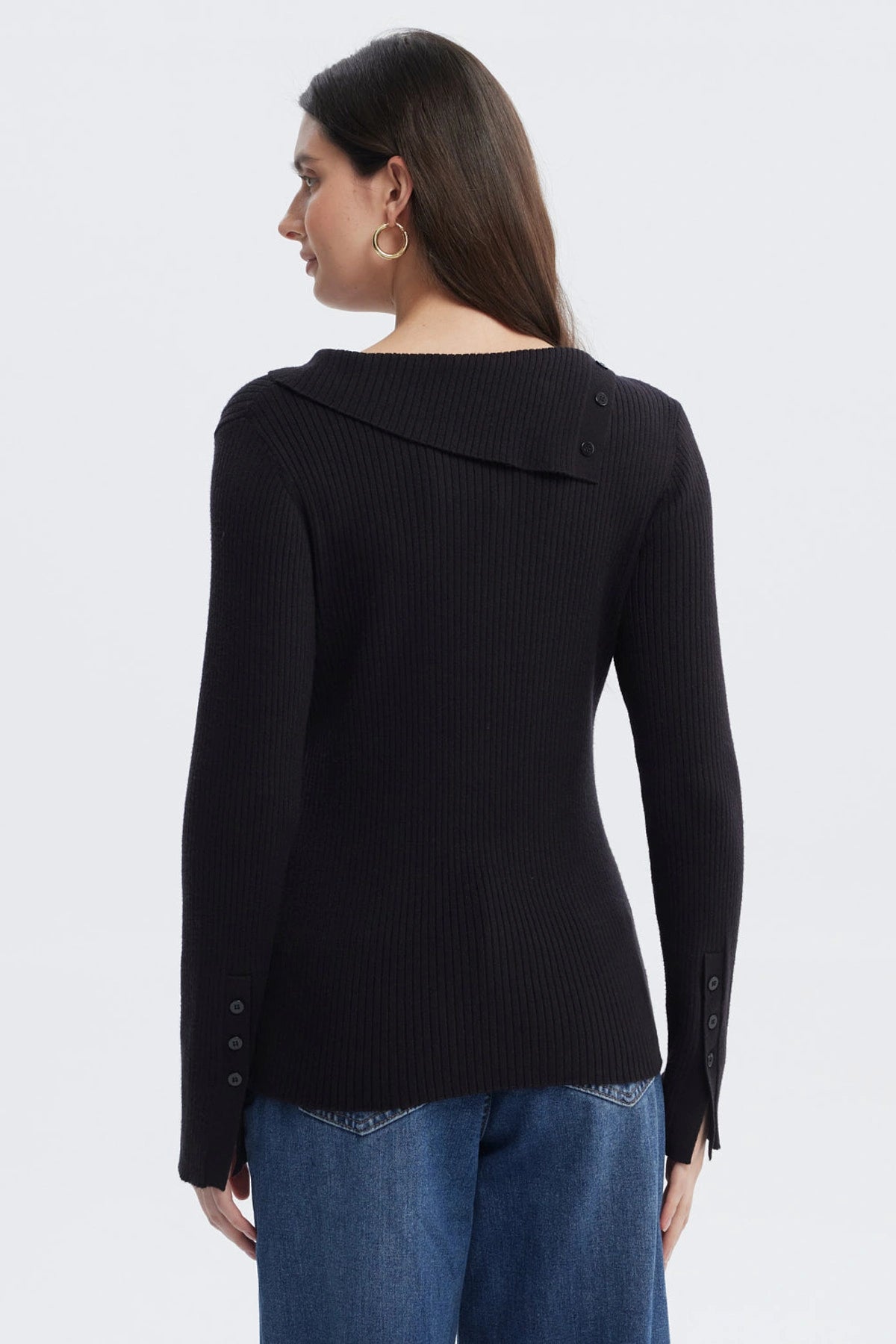 Sweater negro asimétrico para mujer con botones en el hombro izquierdo diseño liso ajuste entallado manga larga