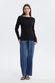 Sweater negro asimétrico para mujer con botones en el hombro izquierdo diseño liso ajuste entallado manga larga