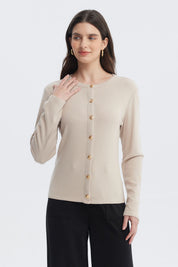 Sweater beige mujer con botones dorados en el frente prenda lisa de manga larga y cuello redondo