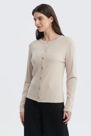 Sweater beige mujer con botones dorados en el frente prenda lisa de manga larga y cuello redondo