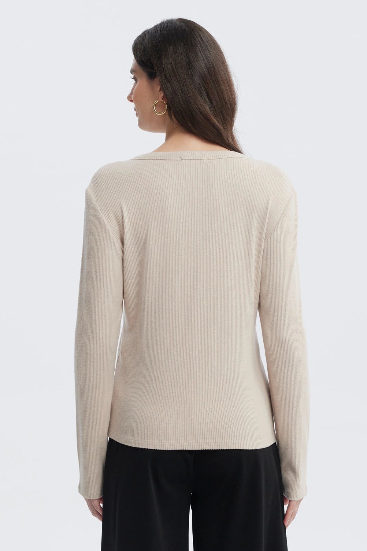 Sweater beige mujer con botones dorados en el frente prenda lisa de manga larga y cuello redondo