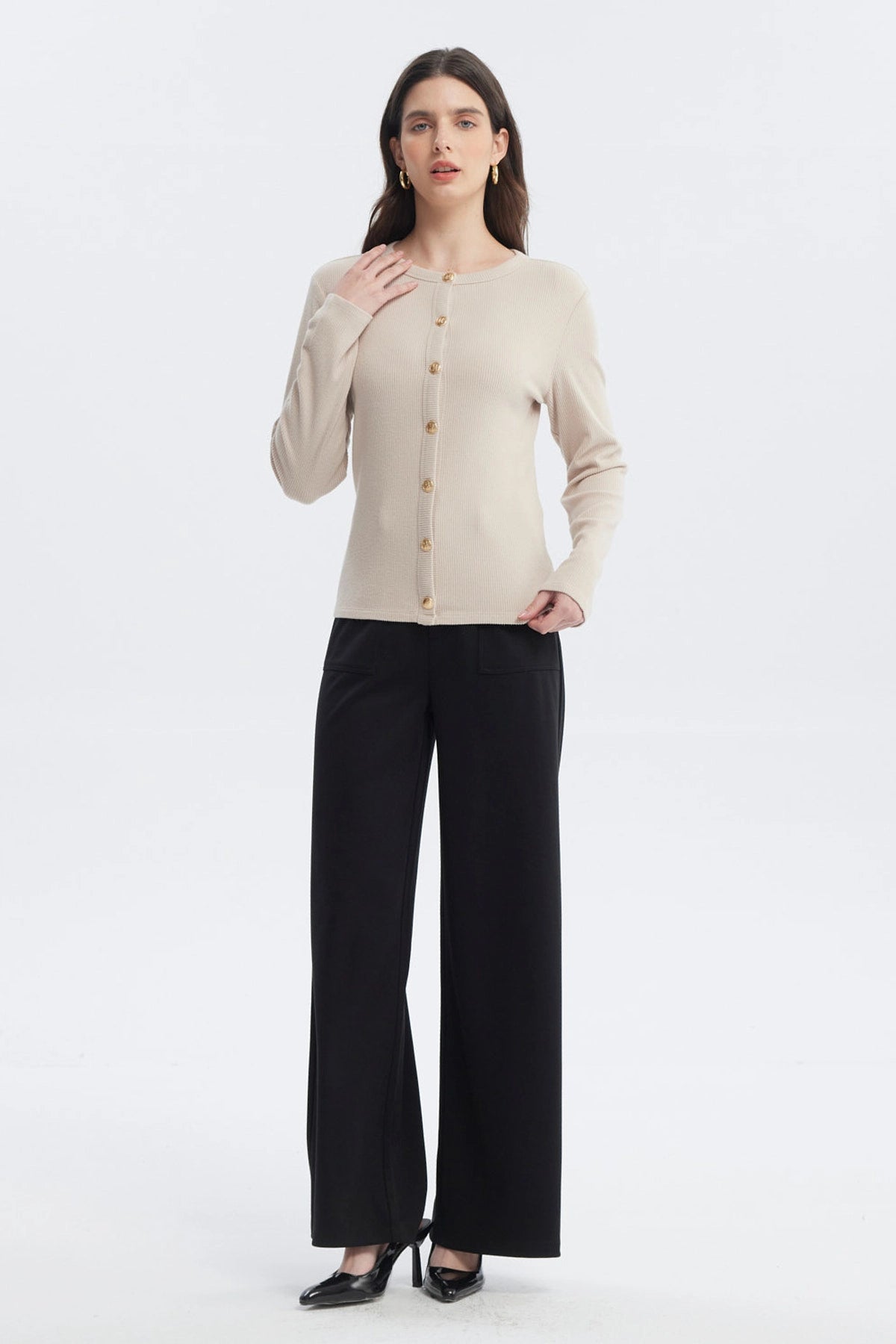 Sweater beige mujer con botones dorados en el frente prenda lisa de manga larga y cuello redondo