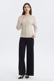 Sweater beige mujer con botones dorados en el frente prenda lisa de manga larga y cuello redondo