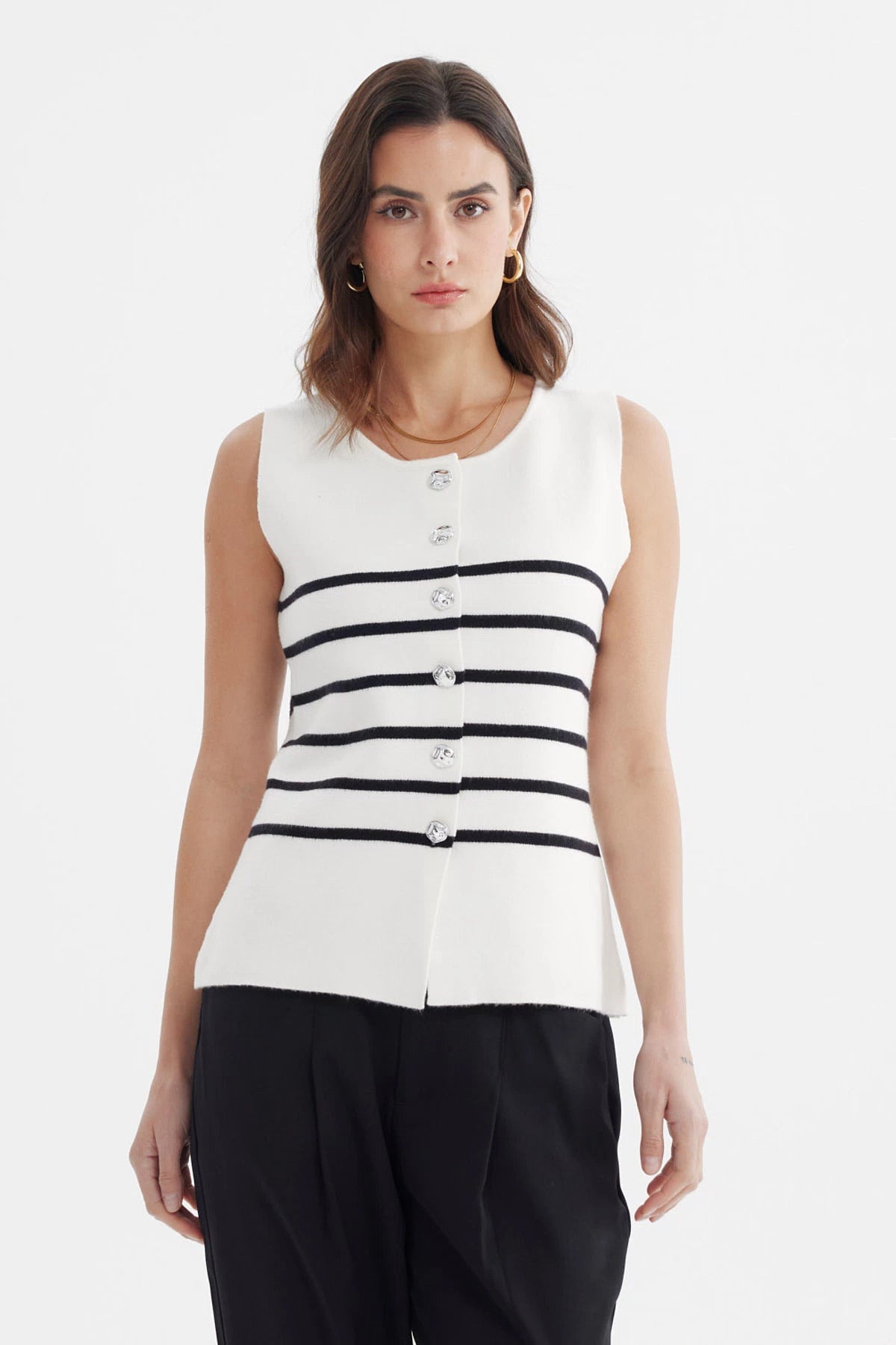 Sweater mujer crudo sin mangas con rayas negras horizontales botones decorativos al frente estilo casual elegante