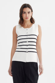 Sweater mujer crudo sin mangas con rayas negras horizontales botones decorativos al frente estilo casual elegante