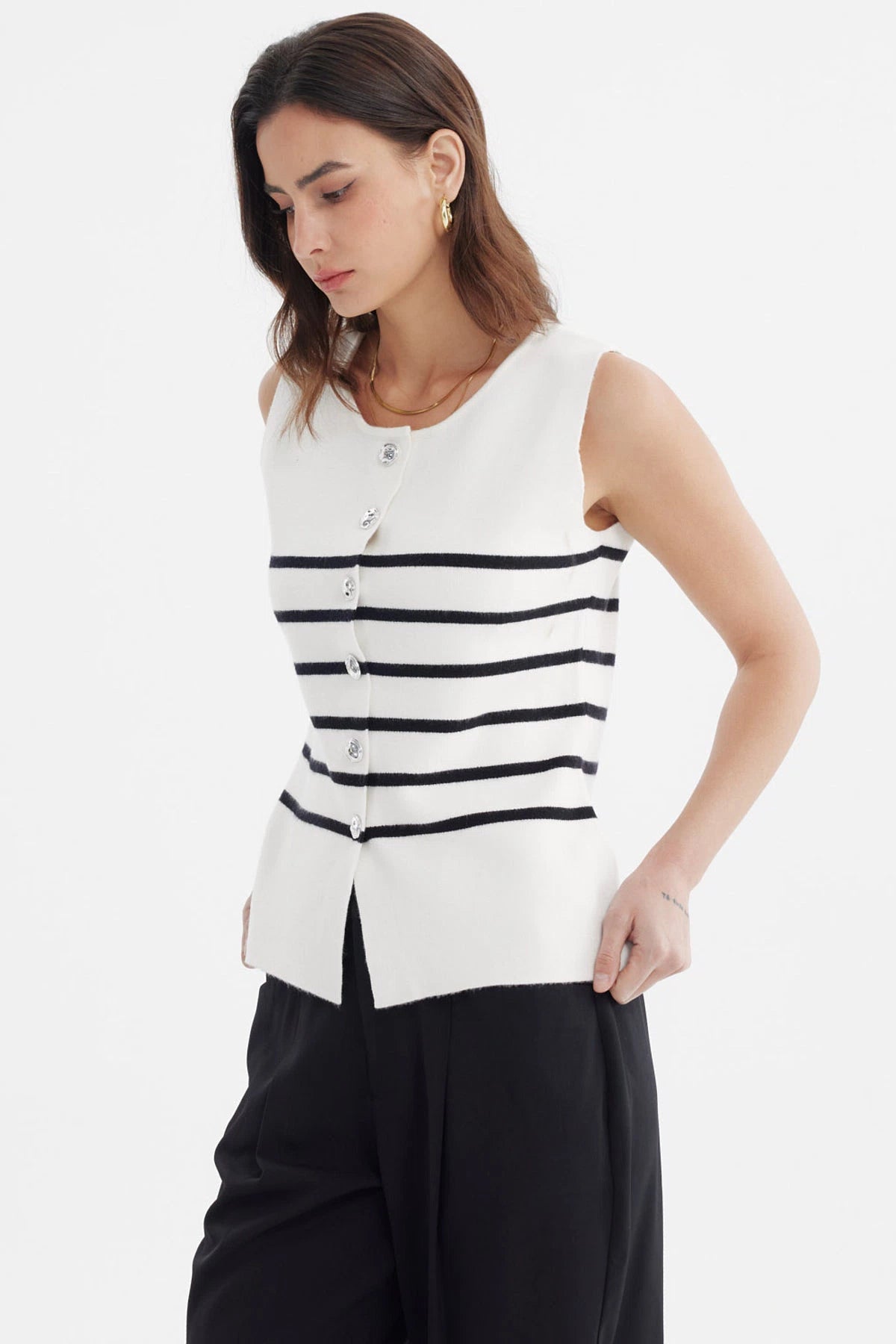 Sweater mujer crudo sin mangas con rayas negras horizontales botones decorativos al frente estilo casual elegante