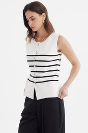 Sweater mujer crudo sin mangas con rayas negras horizontales botones decorativos al frente estilo casual elegante