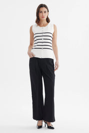 Sweater mujer crudo sin mangas con rayas negras horizontales botones decorativos al frente estilo casual elegante