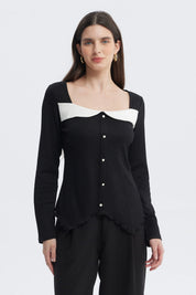 Polera negra de mujer con escote cuadrado y botones frontales detalle blanco en el pecho diseño elegante sin estampa