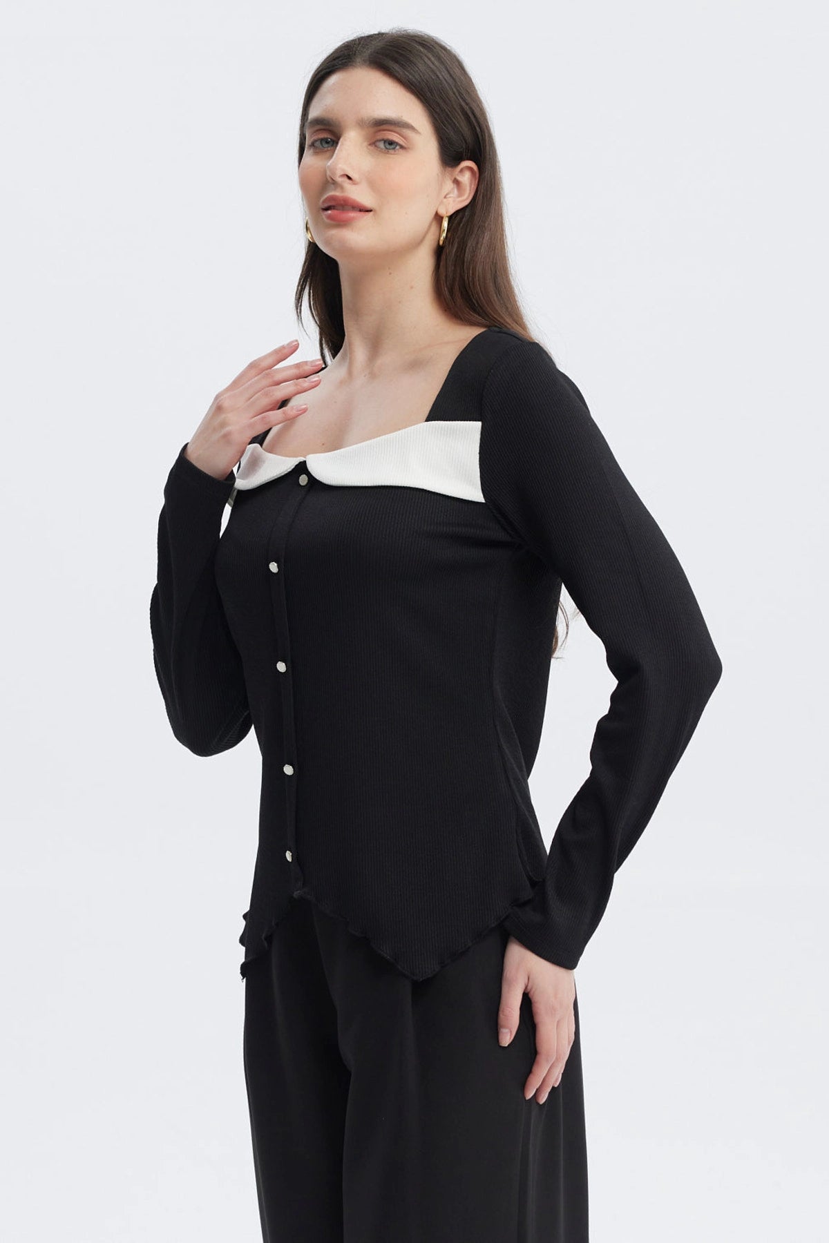 Polera negra de mujer con escote cuadrado y botones frontales detalle blanco en el pecho diseño elegante sin estampa