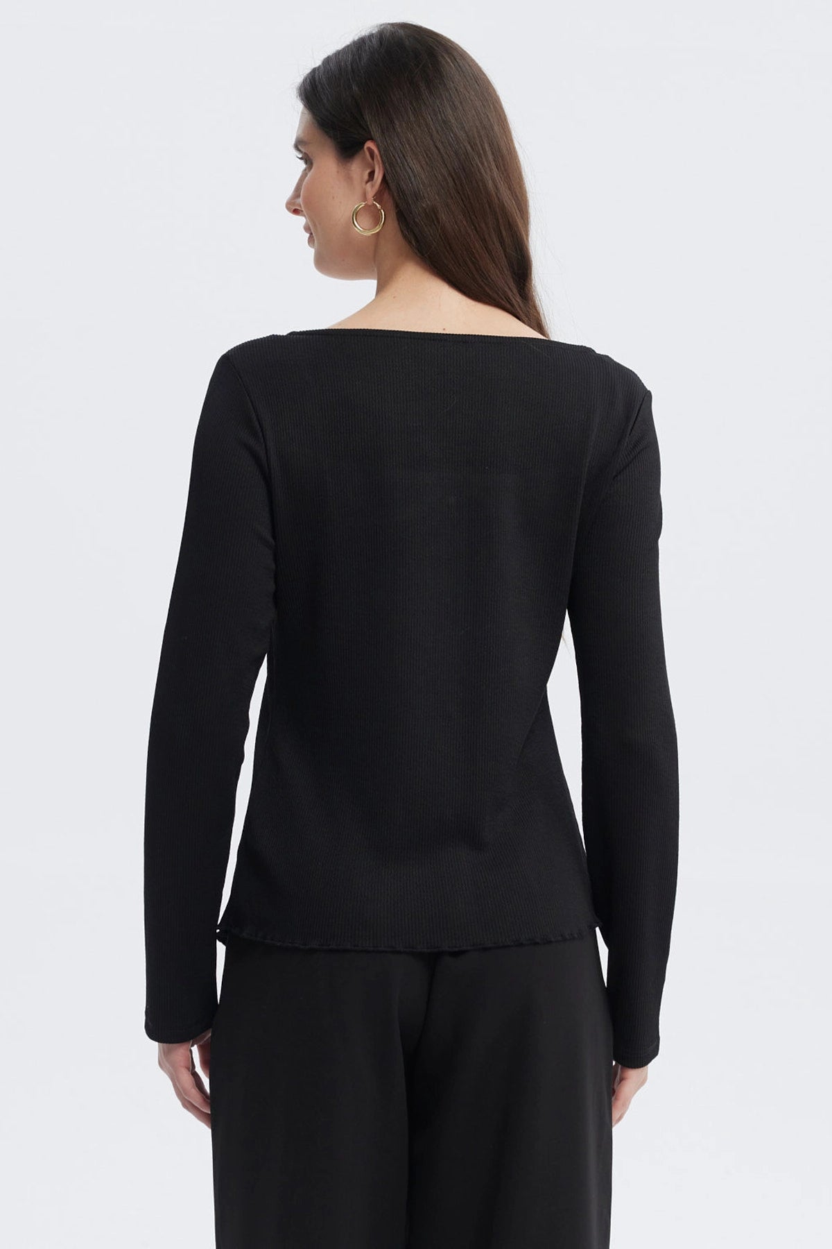 Polera negra de mujer con escote cuadrado y botones frontales detalle blanco en el pecho diseño elegante sin estampa