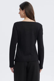 Polera negra de mujer con escote cuadrado y botones frontales detalle blanco en el pecho diseño elegante sin estampa