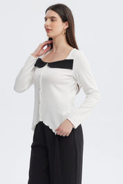 Polera de mujer crudo con escote cuadrado y botones al frente diseño liso sin estampado