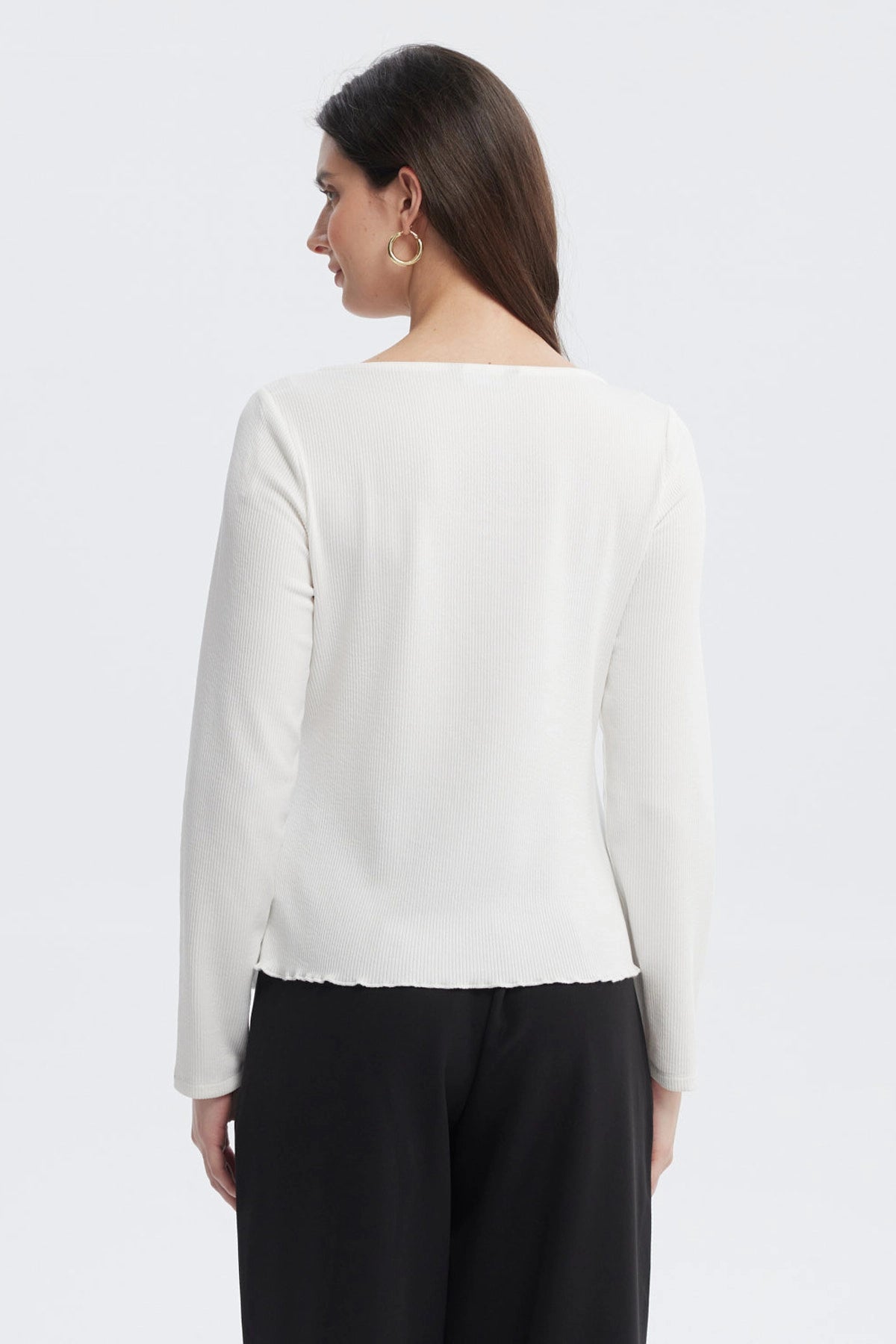 Polera de mujer crudo con escote cuadrado y botones al frente diseño liso sin estampado