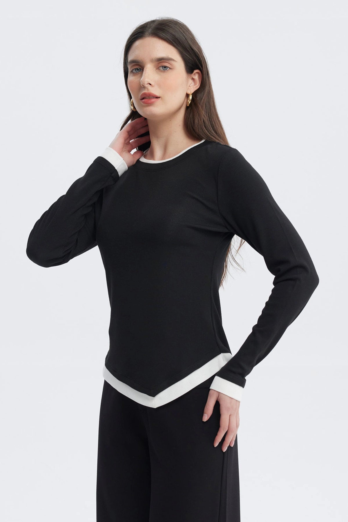 Polera mujer negra con bordes blancos en cuello y puños sin estampa diseño liso elegante y versátil