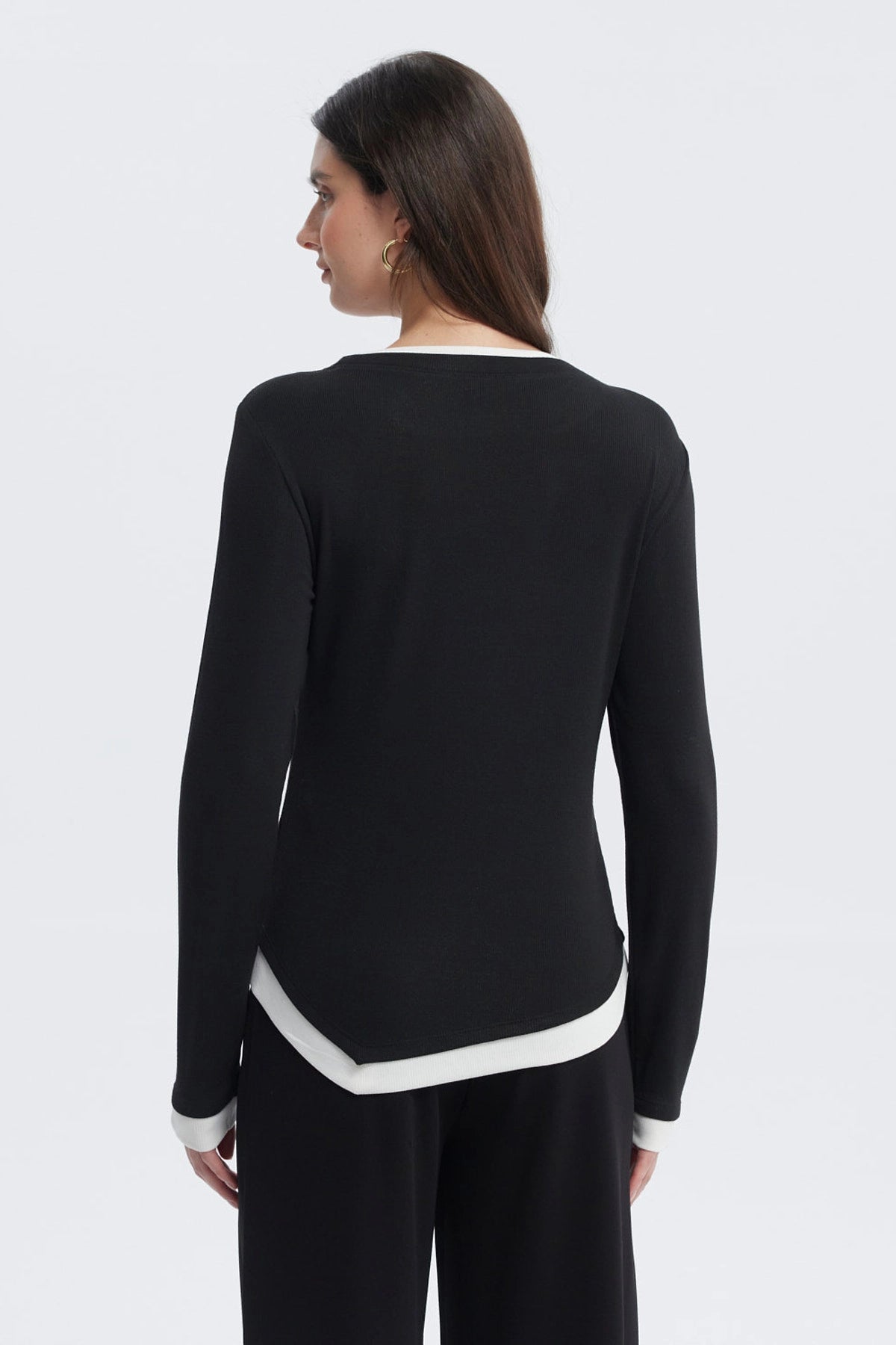 Polera mujer negra con bordes blancos en cuello y puños sin estampa diseño liso elegante y versátil