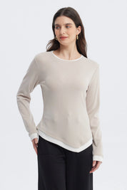 Polera beige de manga larga con bordes blancos en cuello y puños diseño liso ajuste relajado