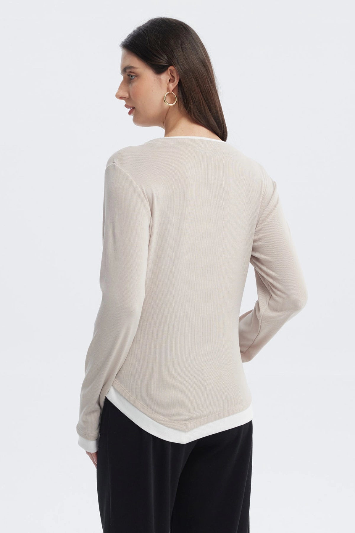 Polera beige de manga larga con bordes blancos en cuello y puños diseño liso ajuste relajado