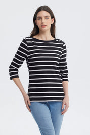 Polera de mujer negra con rayas blancas horizontales de manga tres cuartos diseño simple y moderno sin estampa lisa