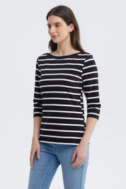 Polera de mujer negra con rayas blancas horizontales de manga tres cuartos diseño simple y moderno sin estampa lisa