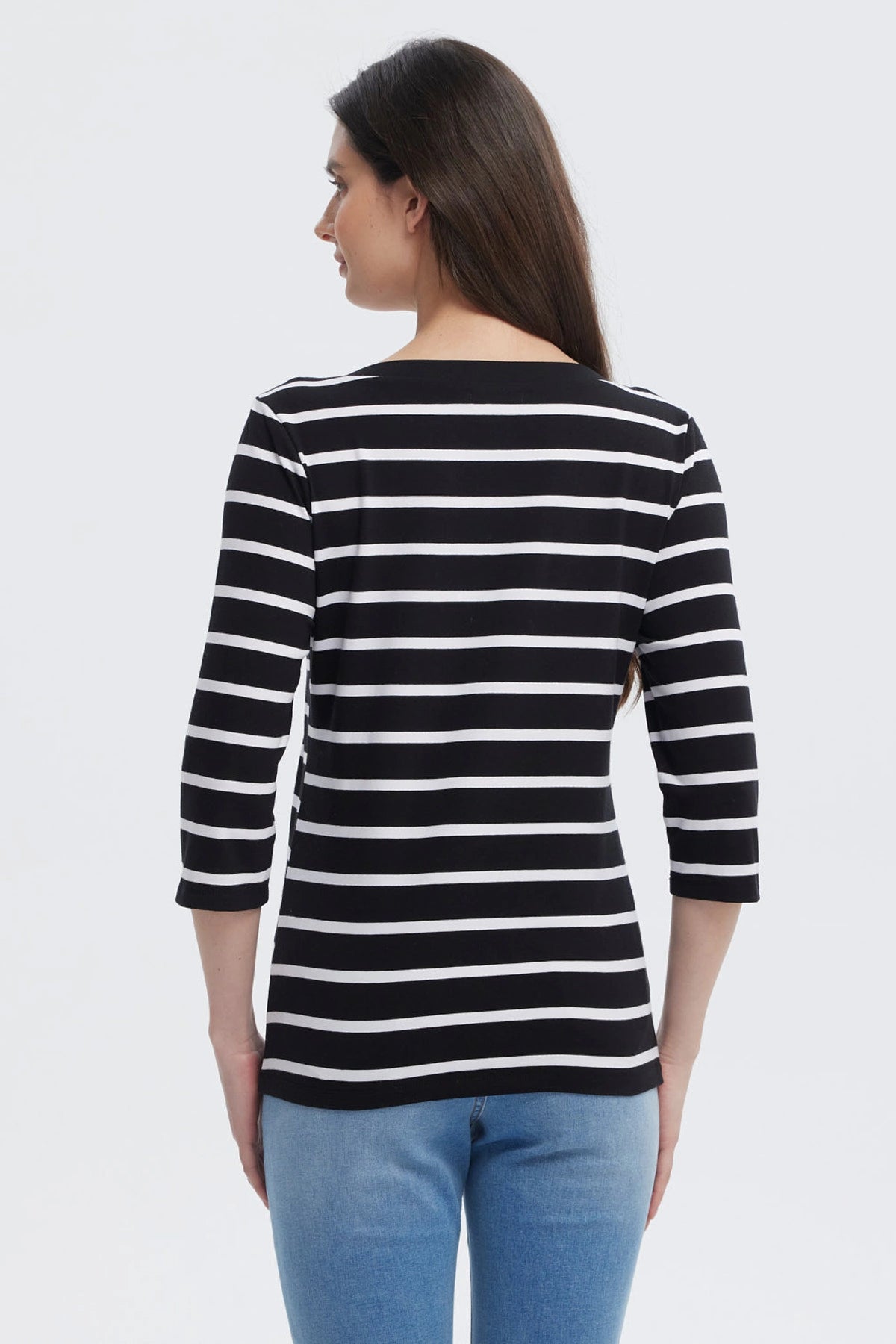 Polera de mujer negra con rayas blancas horizontales de manga tres cuartos diseño simple y moderno sin estampa lisa