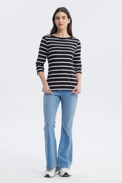 Polera de mujer negra con rayas blancas horizontales de manga tres cuartos diseño simple y moderno sin estampa lisa