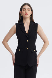 Blazer largo negro sin mangas para mujer con botones dorados en el frente y bolsillos con solapa lisa elegante
