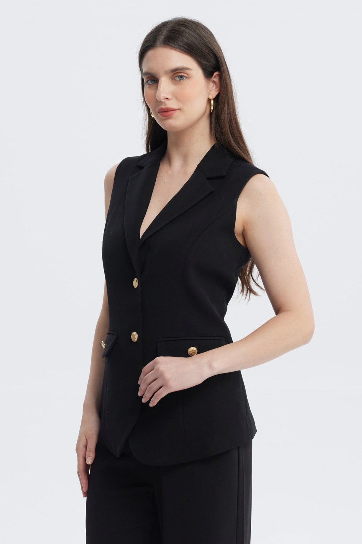 Blazer largo negro sin mangas para mujer con botones dorados en el frente y bolsillos con solapa lisa elegante