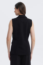 Blazer largo negro sin mangas para mujer con botones dorados en el frente y bolsillos con solapa lisa elegante