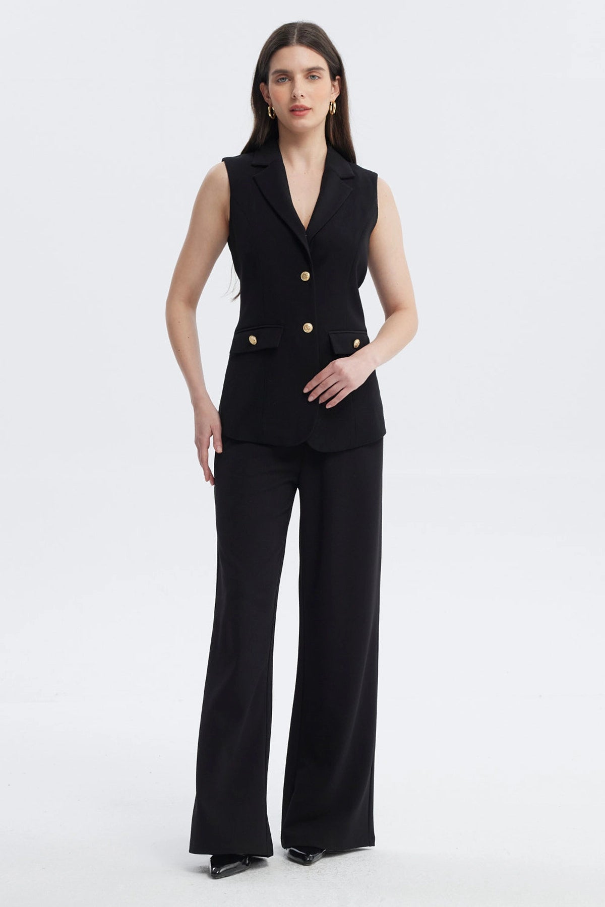 Blazer largo negro sin mangas para mujer con botones dorados en el frente y bolsillos con solapa lisa elegante