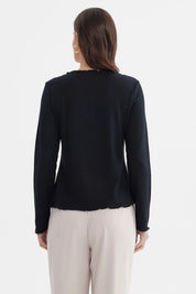 Polera negra mujer con basta asimétrica detalle ondulado en borde sin estampa diseño liso elegante