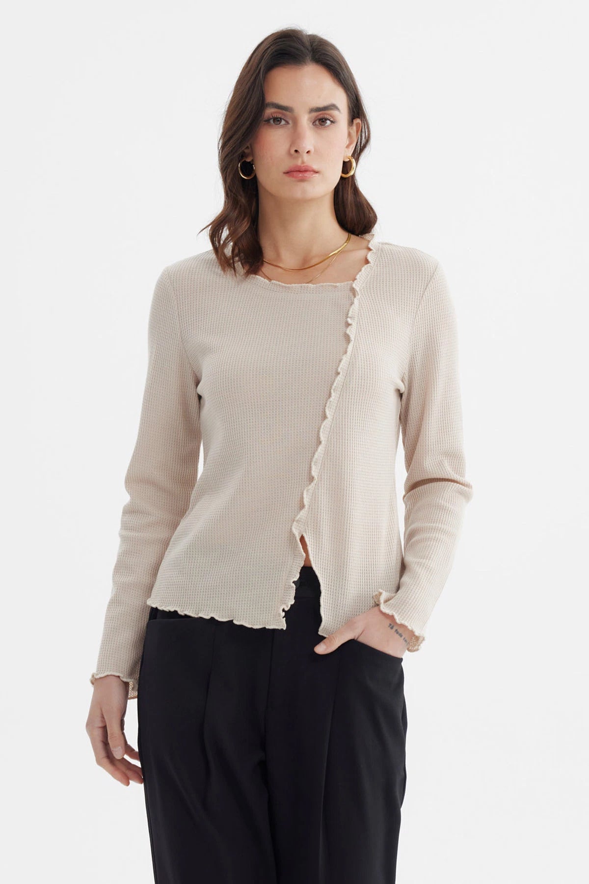 Polera mujer beige con basta asimétrica detalle de volantes lisa sin estampa estilo casual elegante