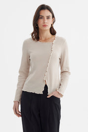 Polera mujer beige con basta asimétrica detalle de volantes lisa sin estampa estilo casual elegante