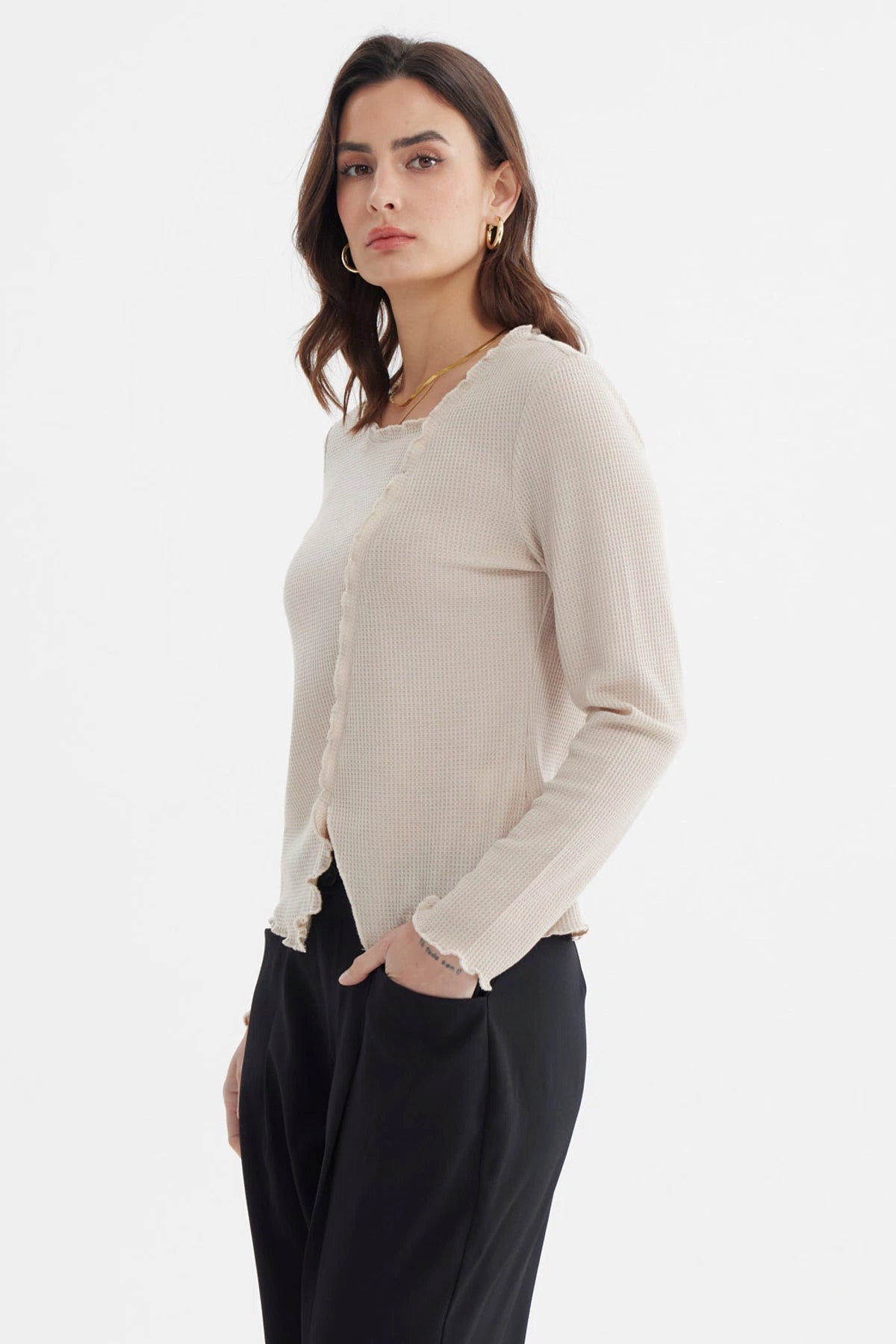 Polera mujer beige con basta asimétrica detalle de volantes lisa sin estampa estilo casual elegante