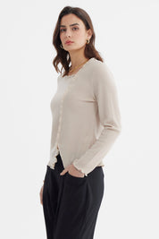 Polera mujer beige con basta asimétrica detalle de volantes lisa sin estampa estilo casual elegante