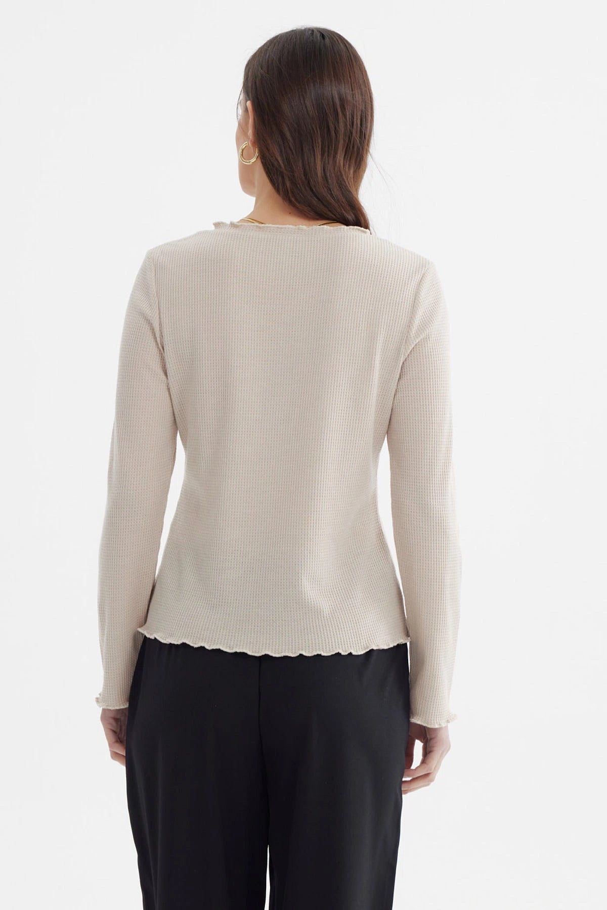 Polera mujer beige con basta asimétrica detalle de volantes lisa sin estampa estilo casual elegante