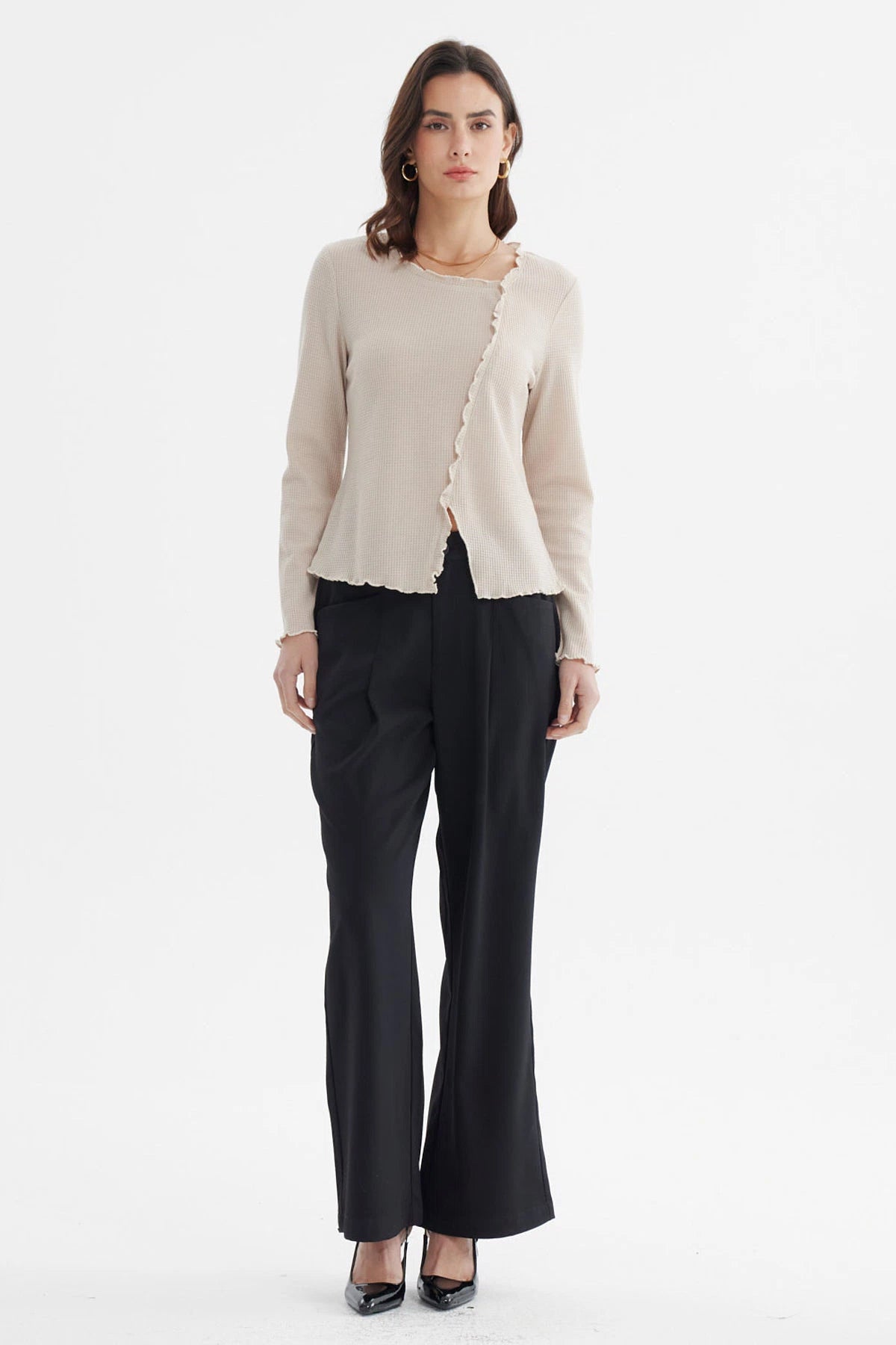 Polera mujer beige con basta asimétrica detalle de volantes lisa sin estampa estilo casual elegante