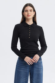 Polera negra de manga larga con botones dorados en el pecho diseño liso elegante para cualquier ocasión