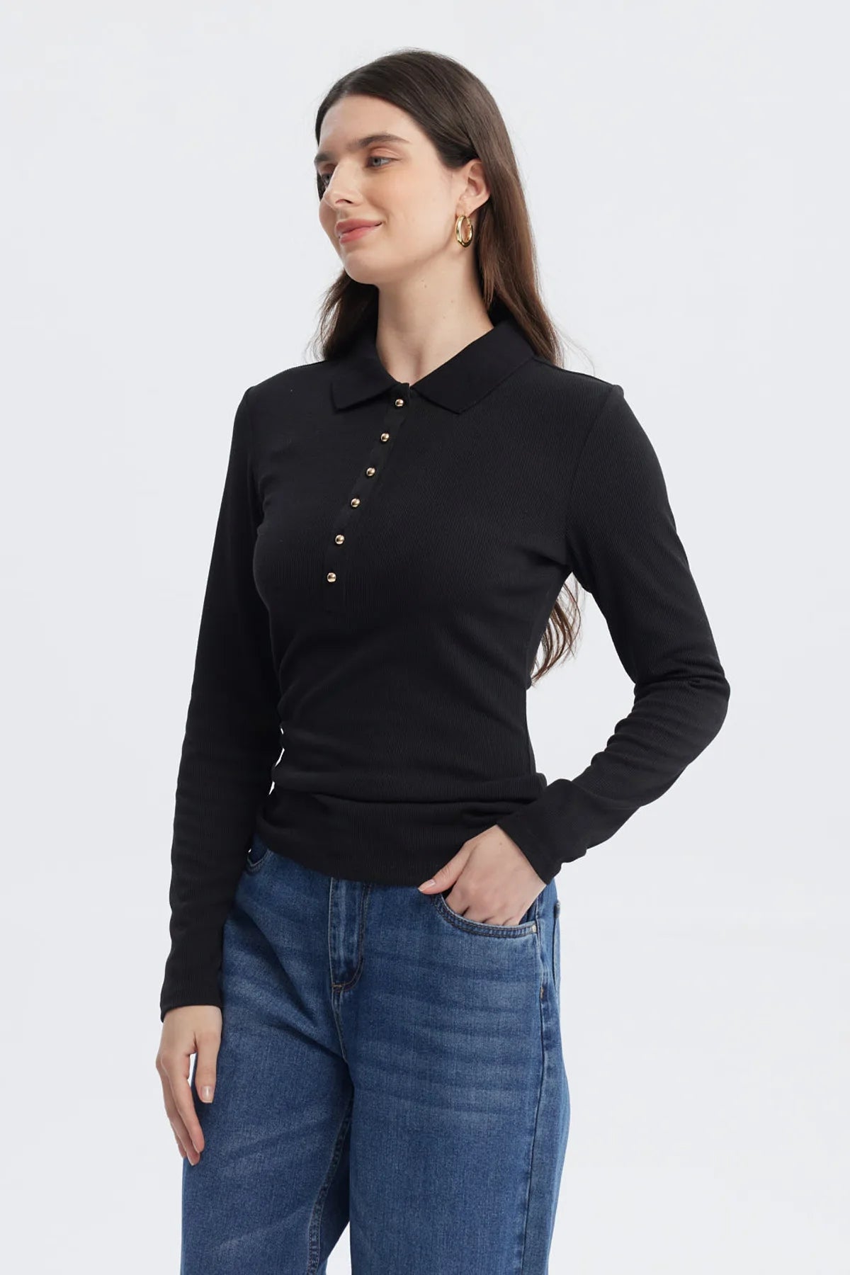 Polera negra de manga larga con botones dorados en el pecho diseño liso elegante para cualquier ocasión