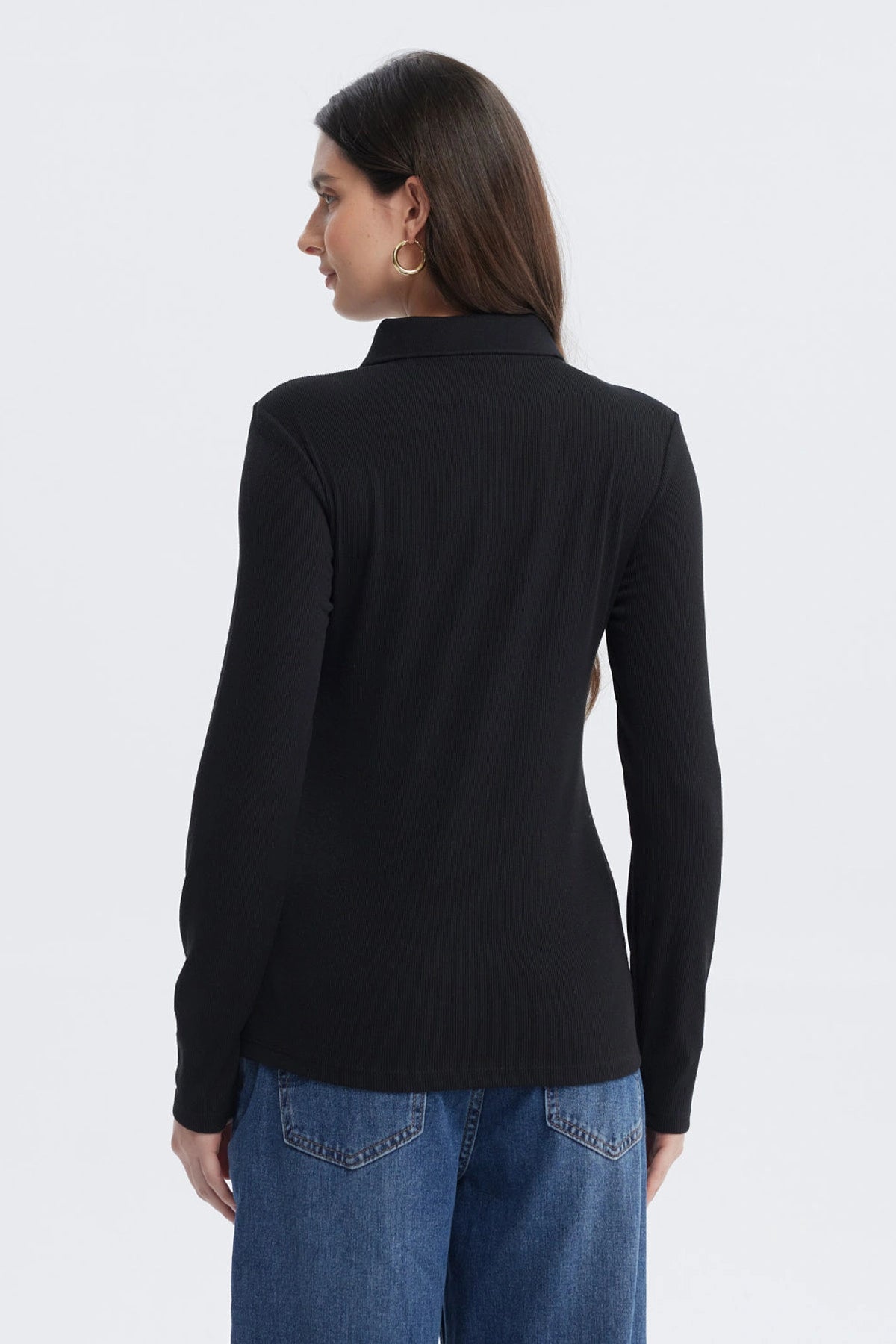 Polera negra de manga larga con botones dorados en el pecho diseño liso elegante para cualquier ocasión