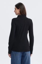 Polera negra de manga larga con botones dorados en el pecho diseño liso elegante para cualquier ocasión