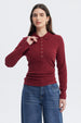 Polera mujer color arena de manga larga con cuello polo y botones en el frente sin estampa visible