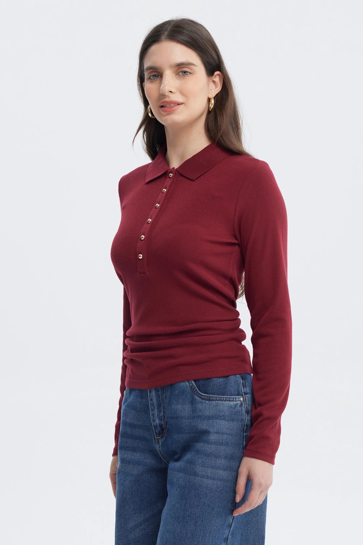 Polera mujer color arena de manga larga con cuello polo y botones en el frente sin estampa visible