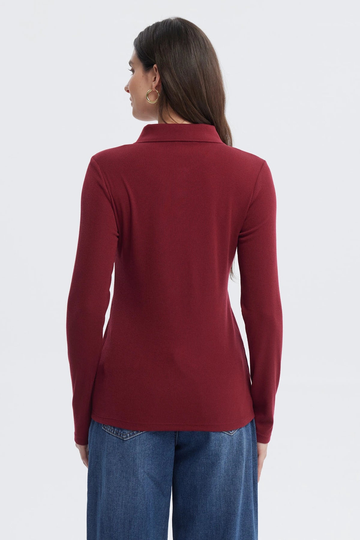 Polera mujer color arena de manga larga con cuello polo y botones en el frente sin estampa visible