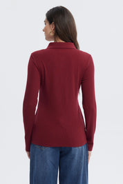 Polera mujer color arena de manga larga con cuello polo y botones en el frente sin estampa visible