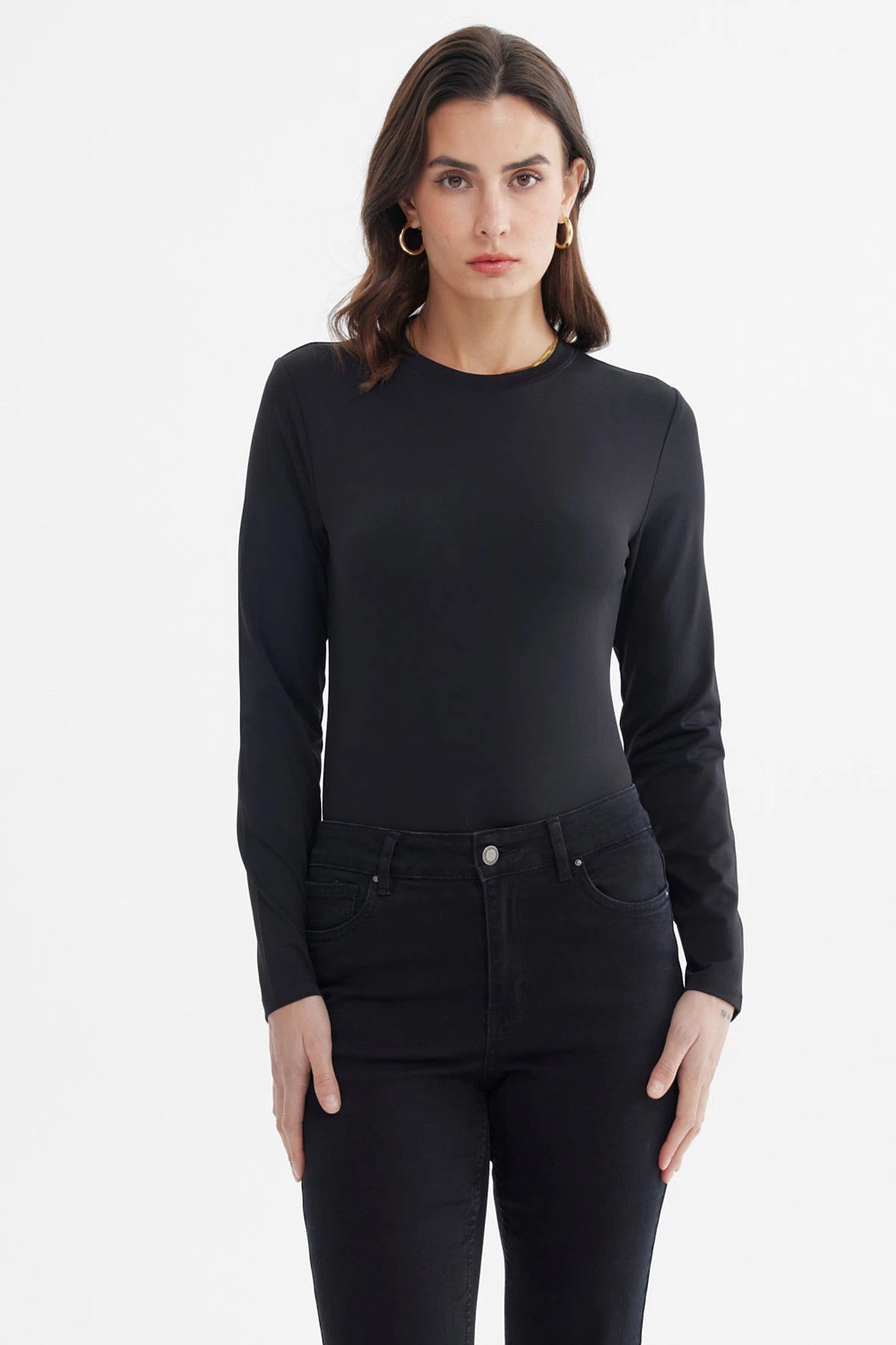 Polera mujer negra de manga larga diseño liso ideal para un look casual o formal sin estampas visibles