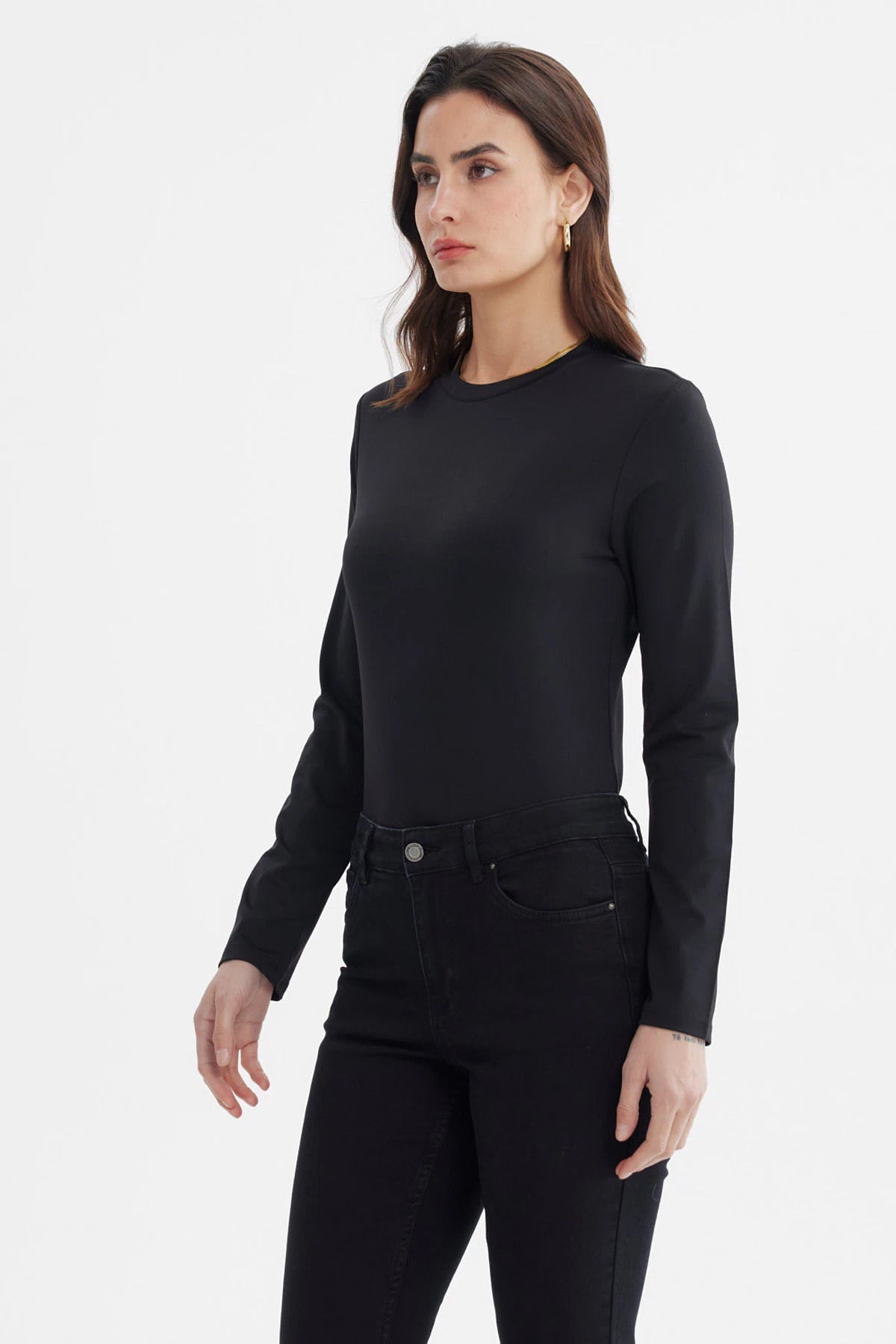 Polera mujer negra de manga larga diseño liso ideal para un look casual o formal sin estampas visibles